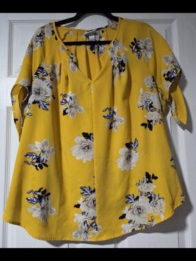 Ava & Viv Yellow Floral V-Neck Short Sleeve Blouse